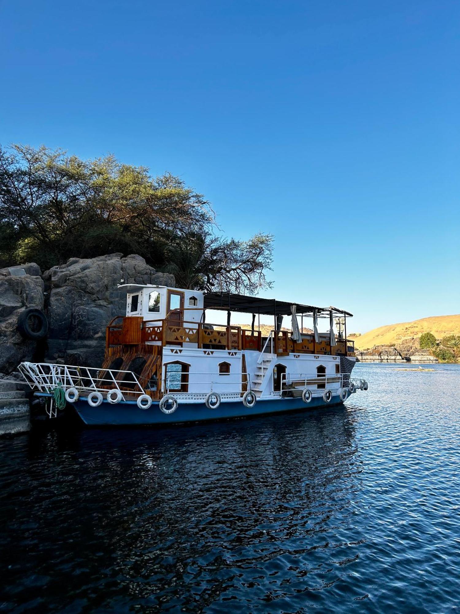 Houseboat Hotel And Nile Cruises Zainoba Асуан Екстериор снимка