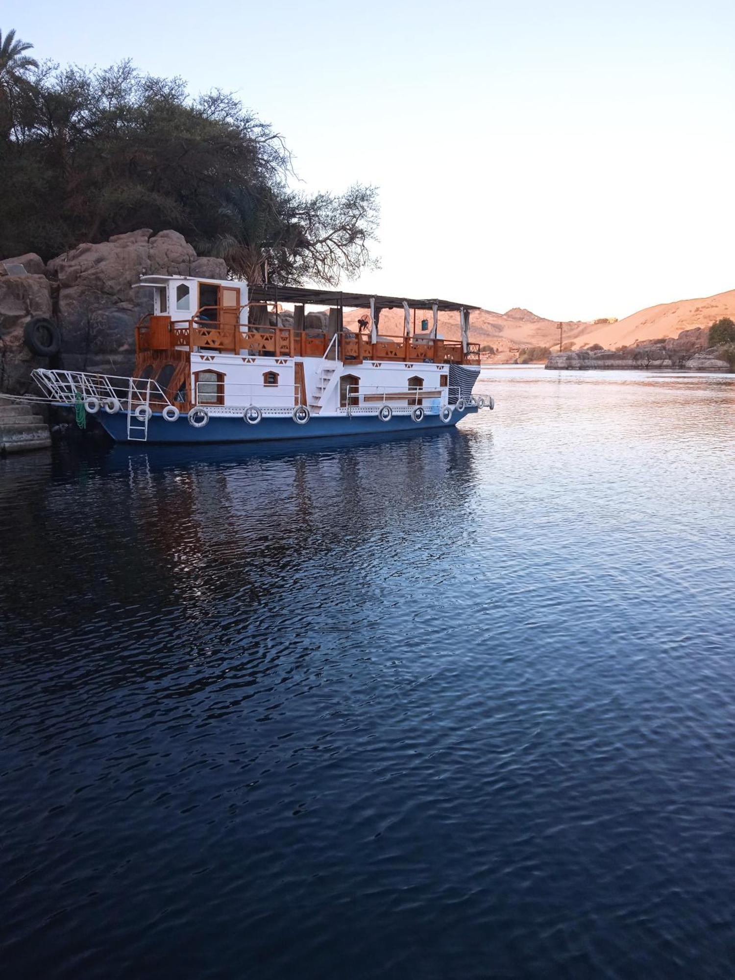 Houseboat Hotel And Nile Cruises Zainoba Асуан Екстериор снимка